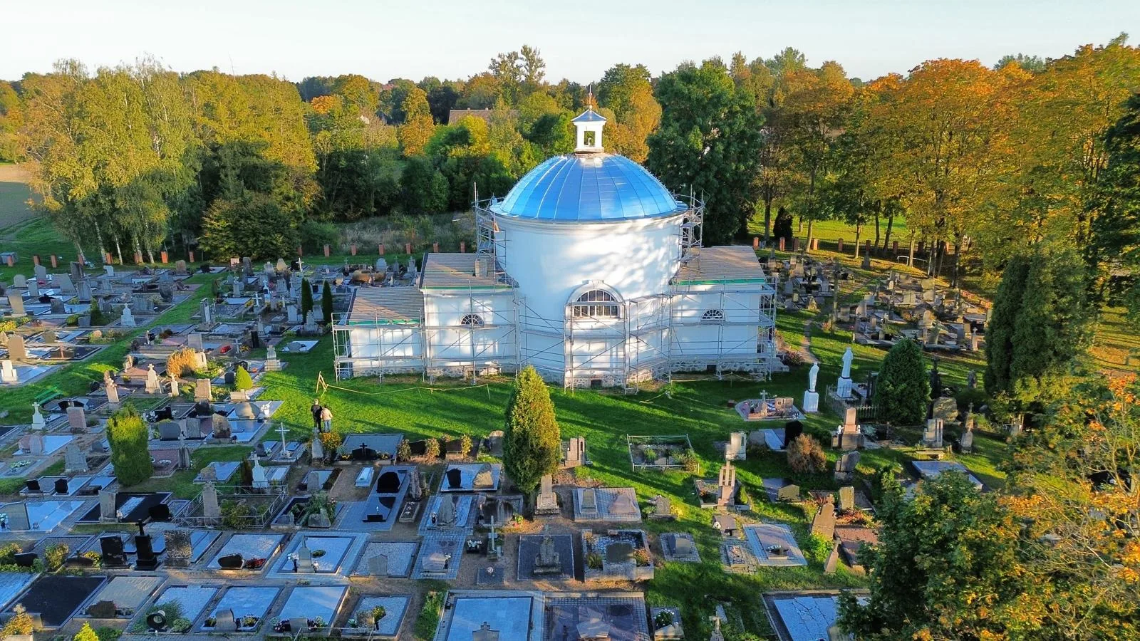 Labūnavos Dievo Apvaizdos bažnyčia tarp medžių ir kapinių, žvelgiant iš oro