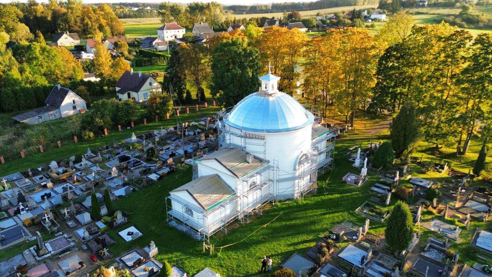 Labūnavos Dievo Apvaizdos bažnyčia ir kapinės, fotografuotos iš oro