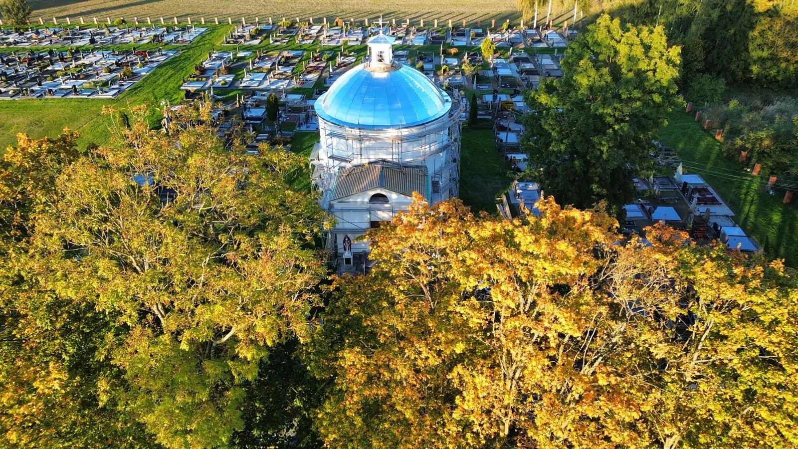 Labūnavos Dievo Apvaizdos bažnyčia ir jos aplinka rudens dieną