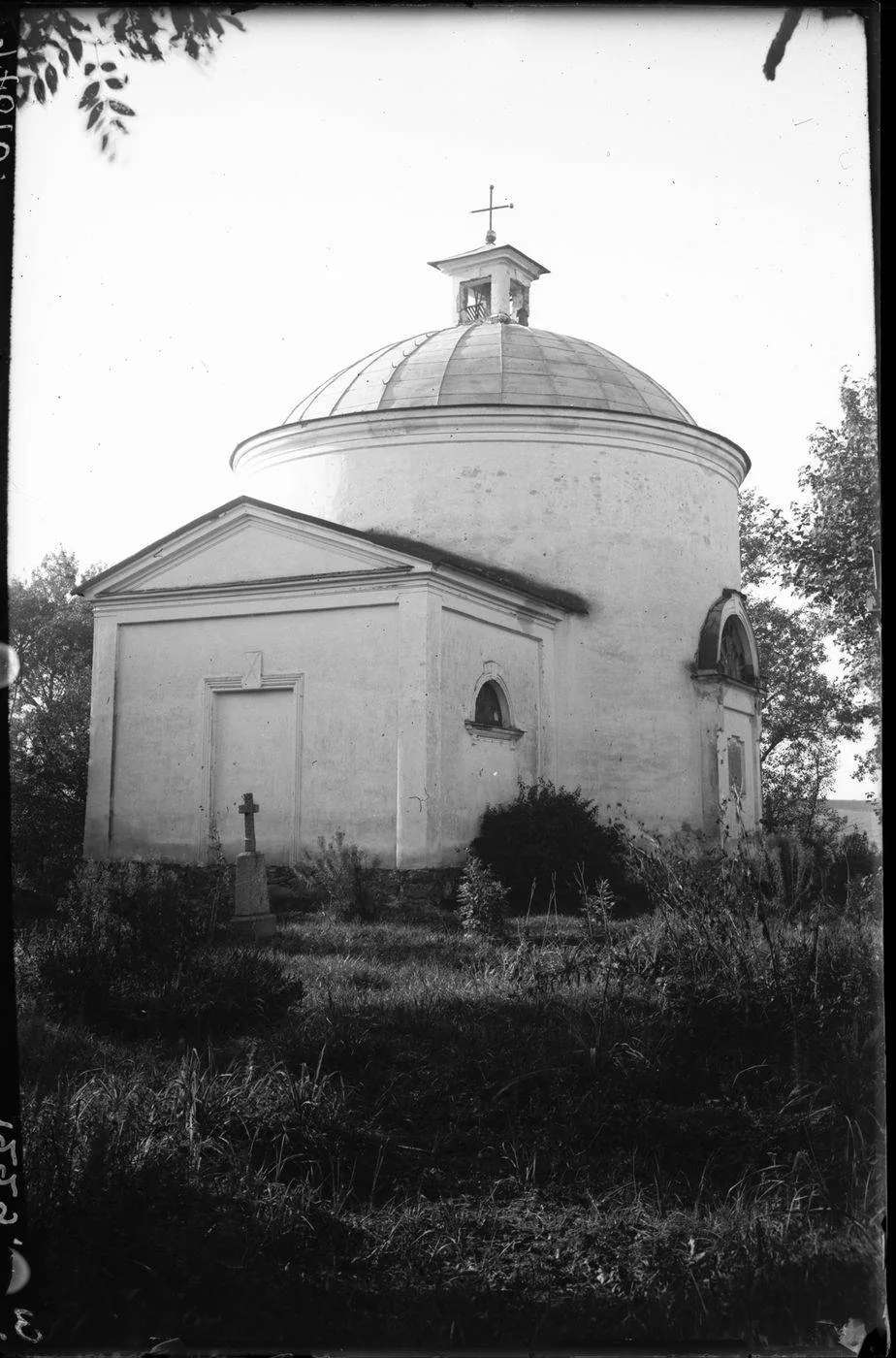 Istorinė nespalvota Labūnavos koplyčios fotografija