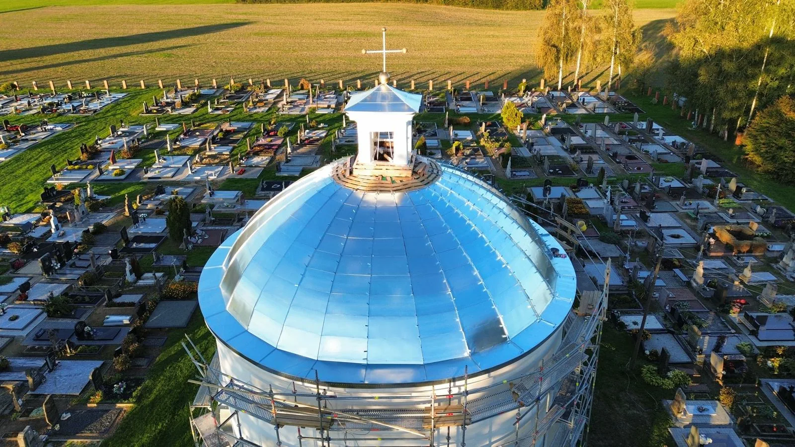 Atnaujinta bažnyčios kupolo danga, vaizdas iš arti